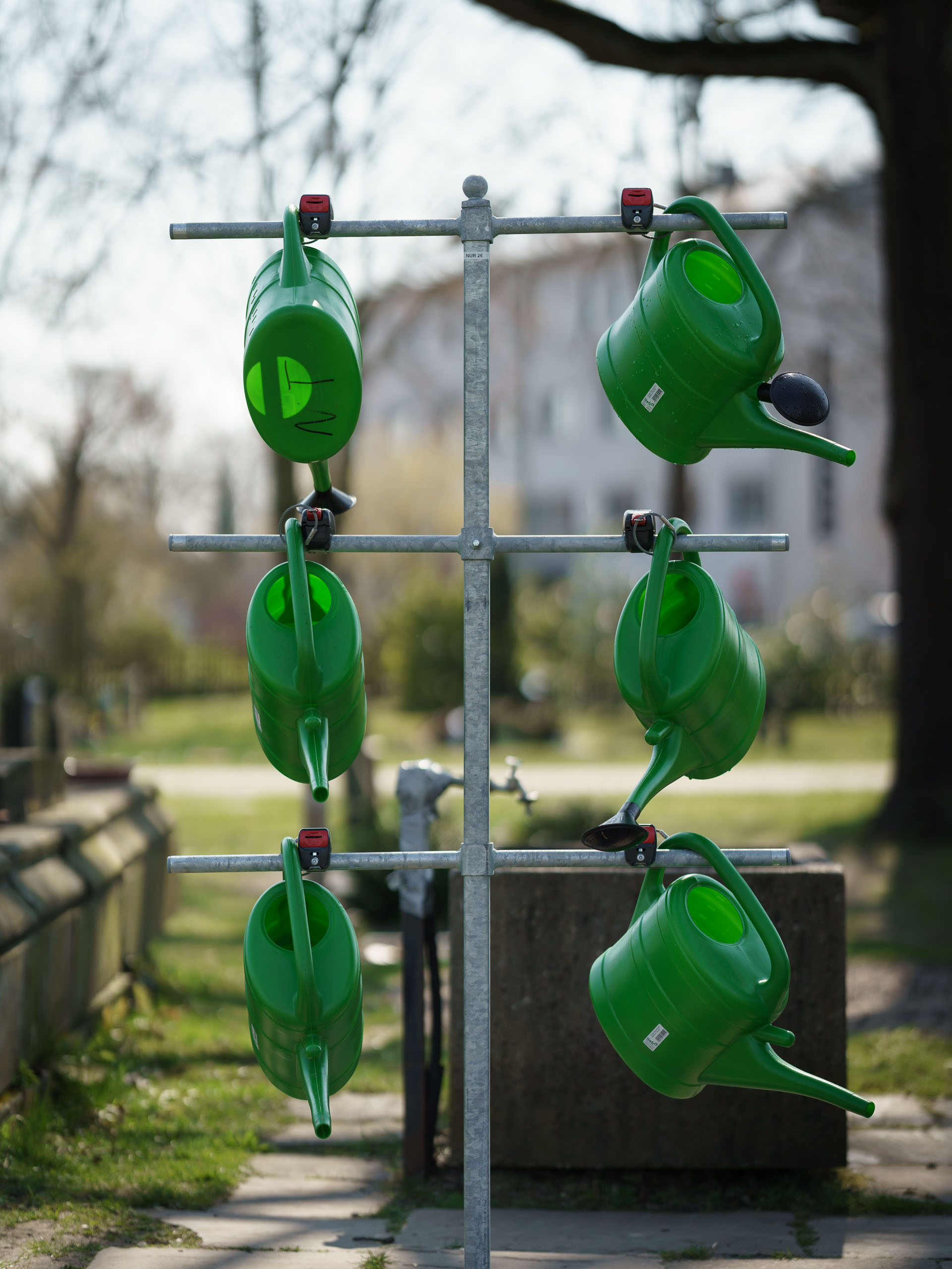 Gießkannen auf dem Friedhof