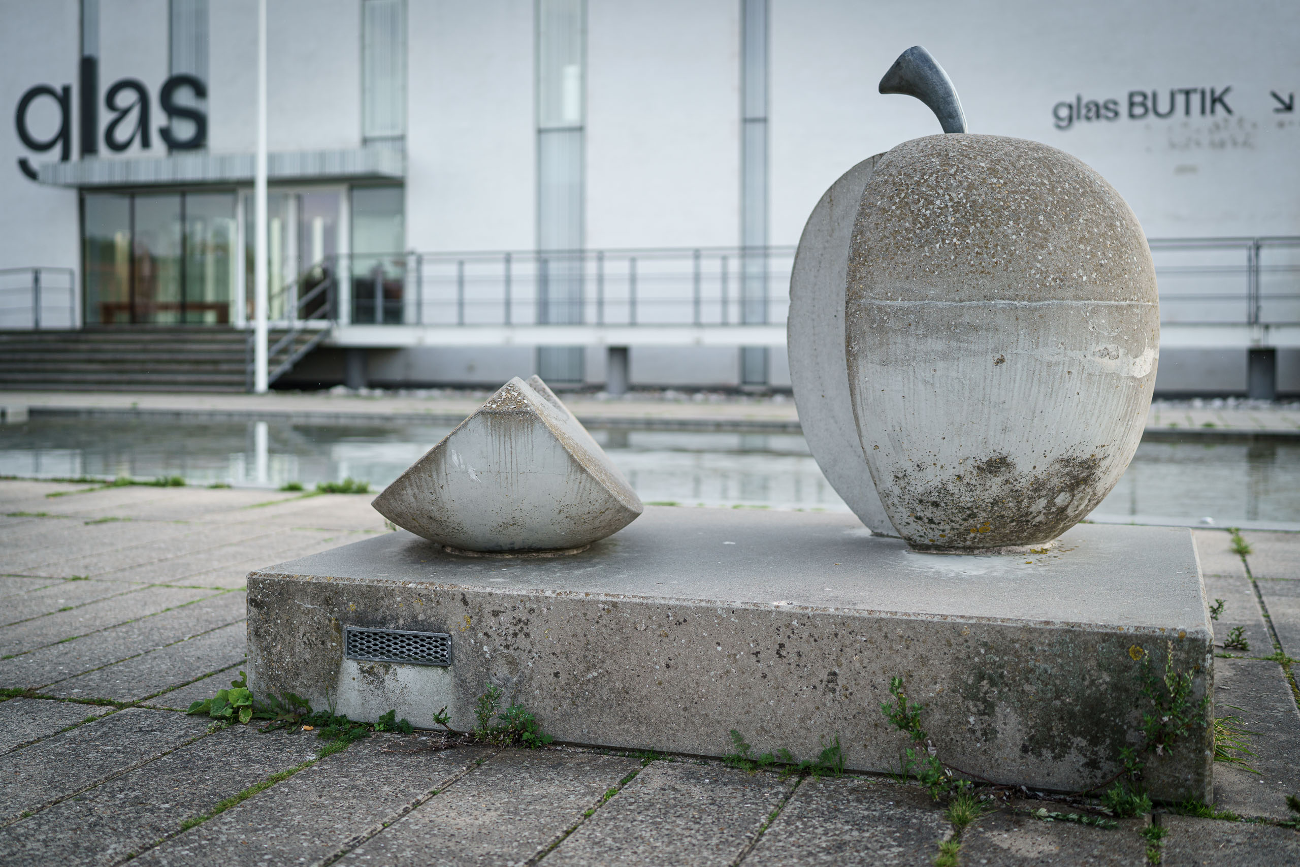 Apfel vor dem Glasmuseum in Ebeltoft.