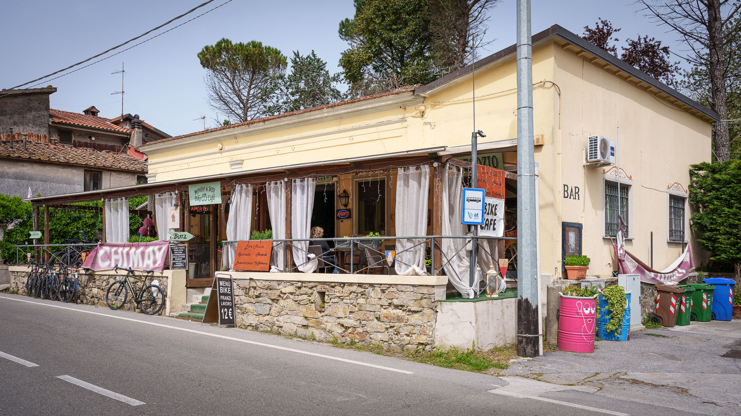 Kultiges Bike Café in Montemagno.