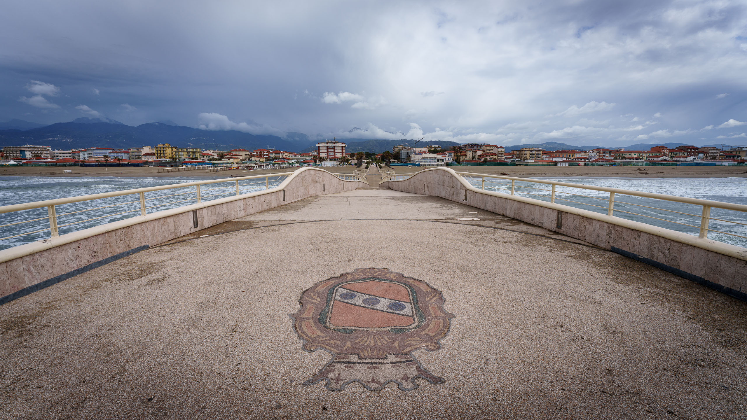 In den Bergen drohen die Regenwolken.