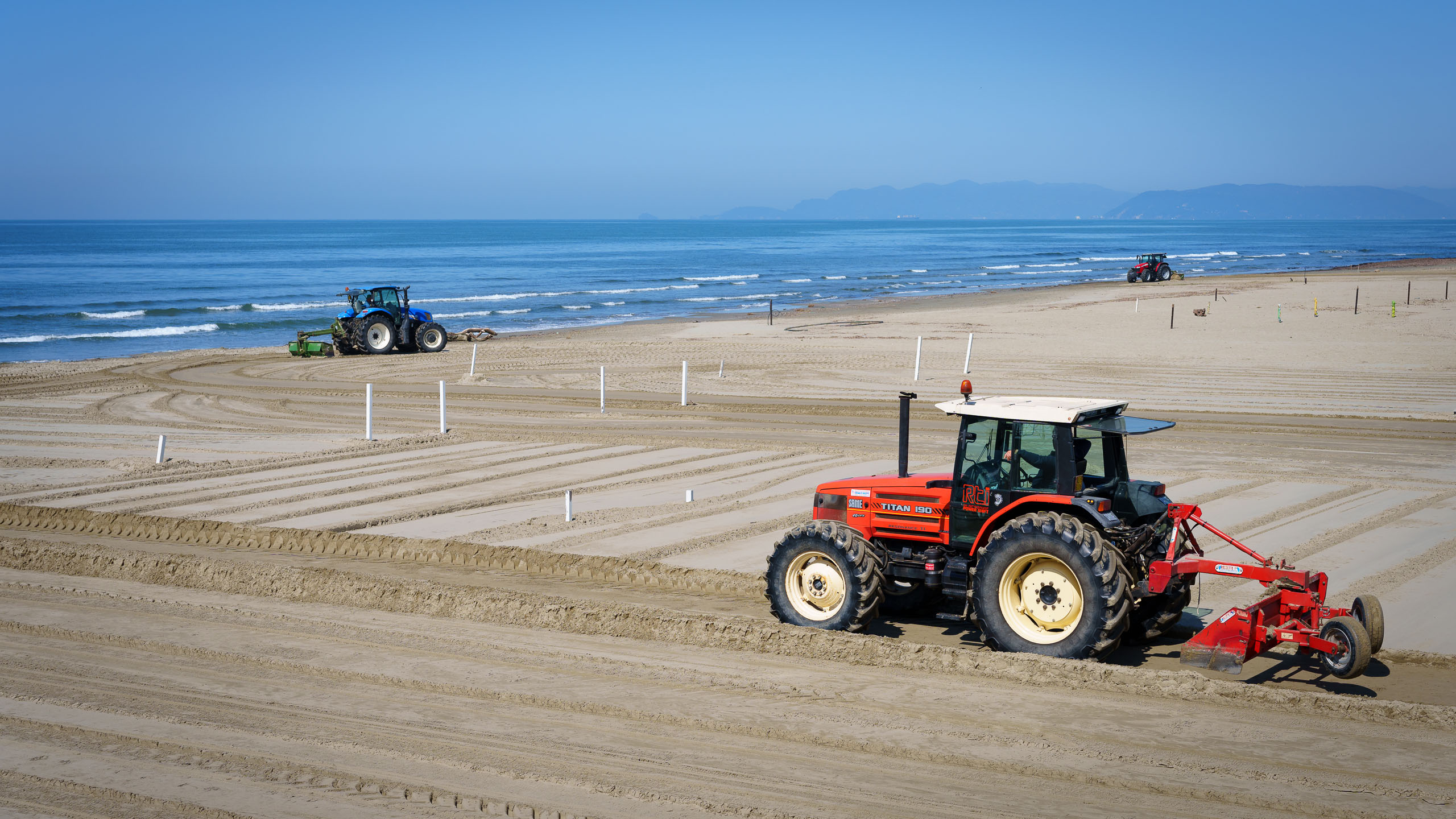 Letzte Saisonvorbereitungen am Badestrand.