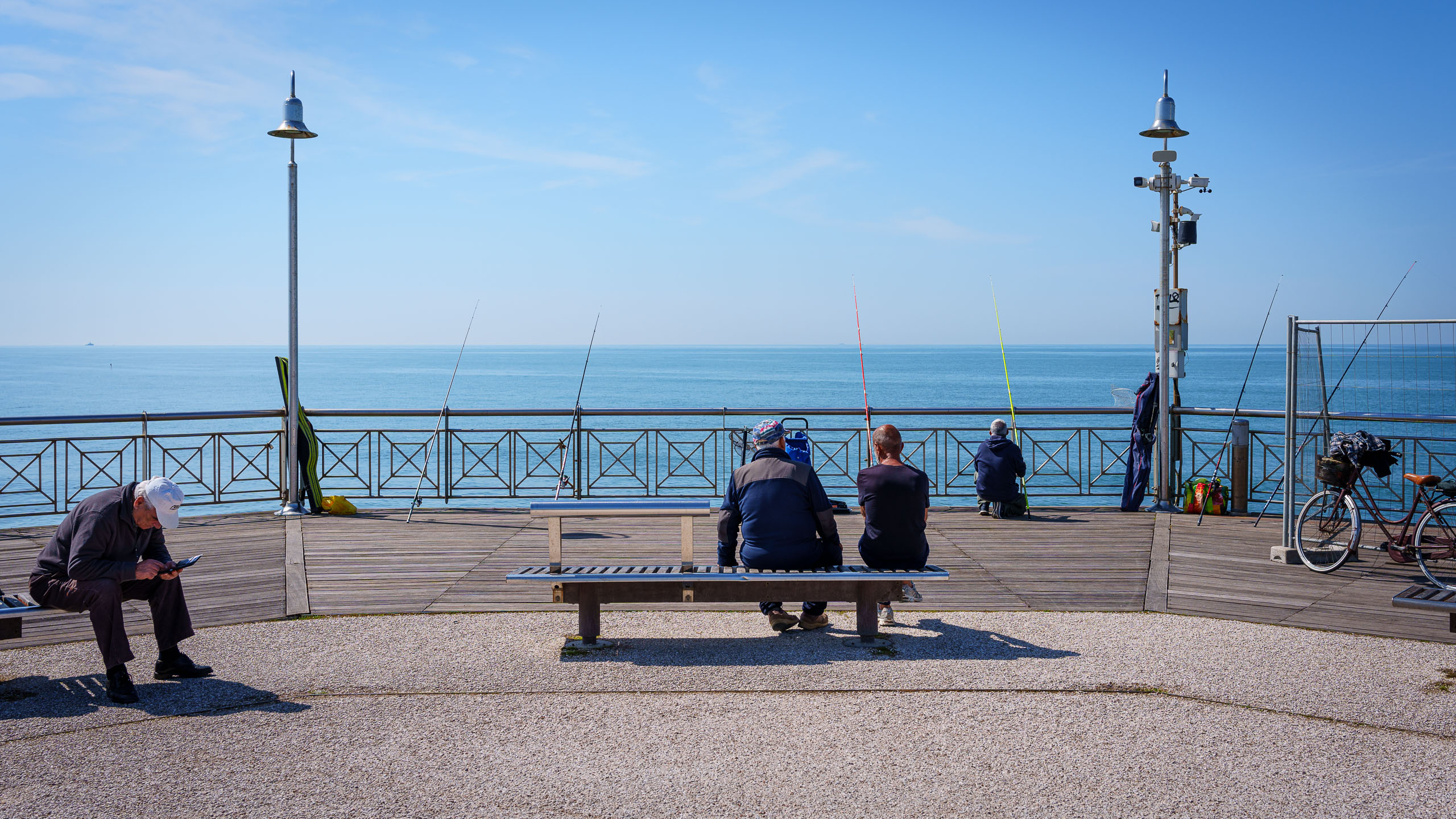 Angler auf der Seebrücke von Pietrasanta.
