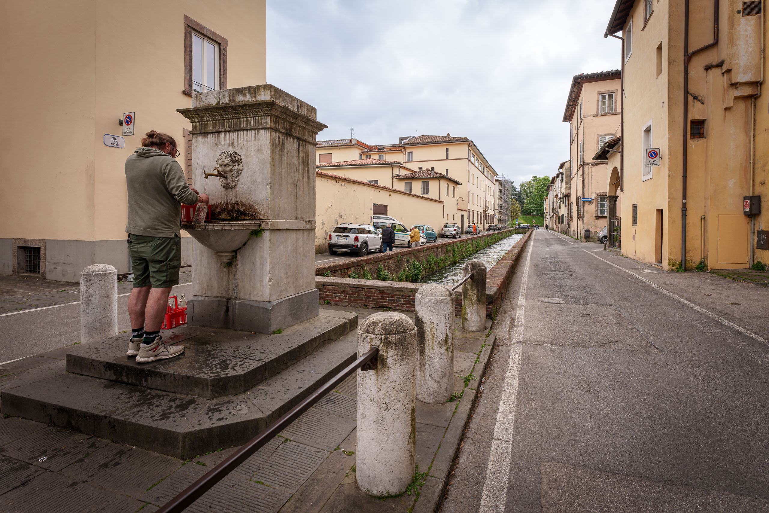 Die Trinkwasserbrunnen in Lucca werden stark frequentiert.