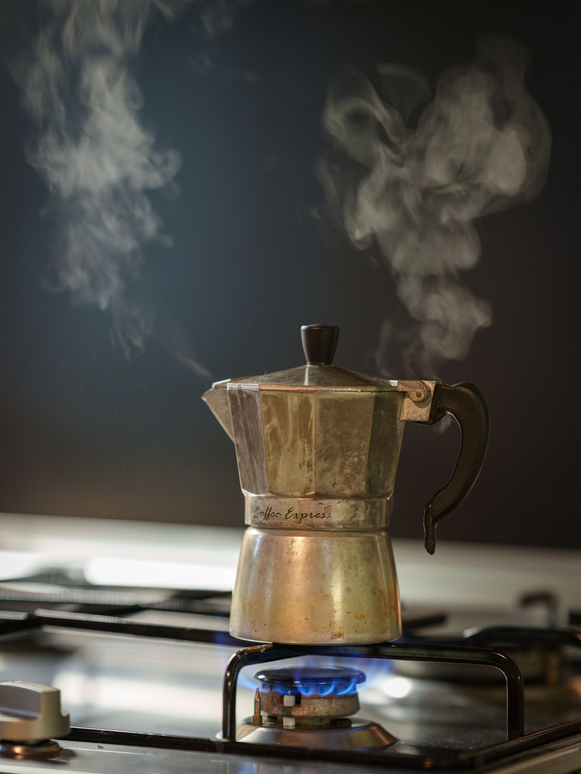 Café auf dem heimischen Gasherd.