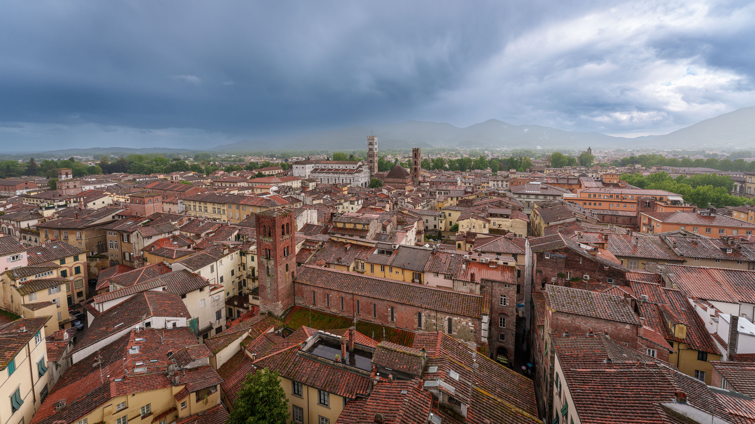 Blick vom Torre delle Ore über die Dächer von Lucca.