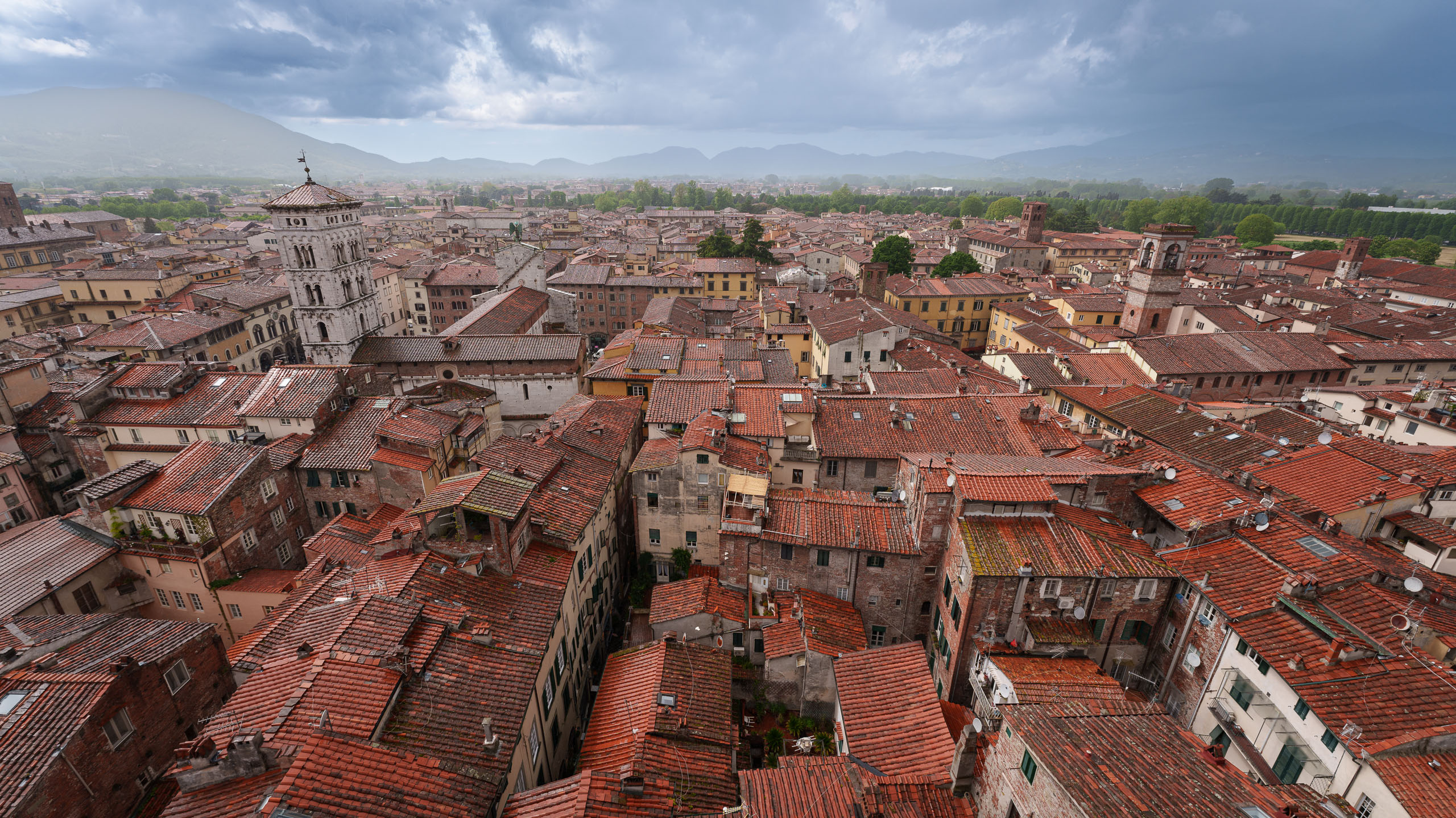 Blick vom Torre delle Ore über die Dächer von Lucca.