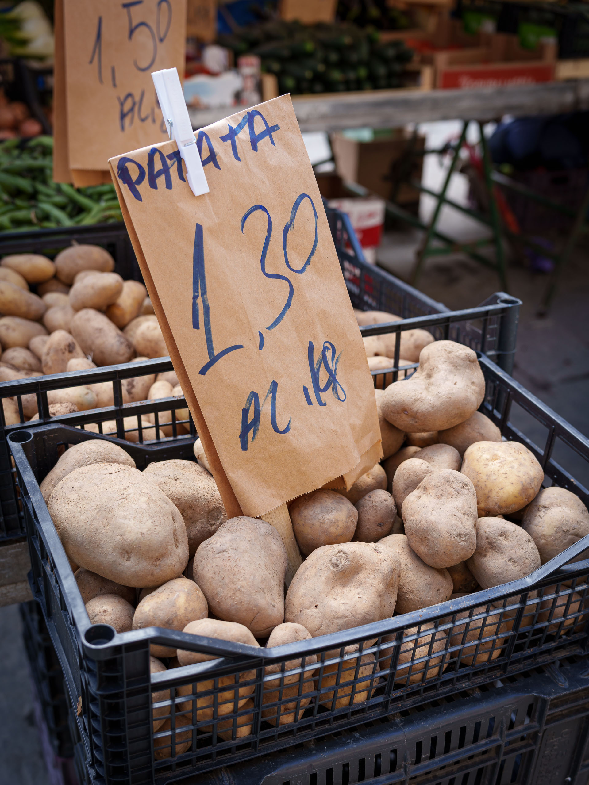 Dicke Kartoffeln auf dem Markt in Livorno.