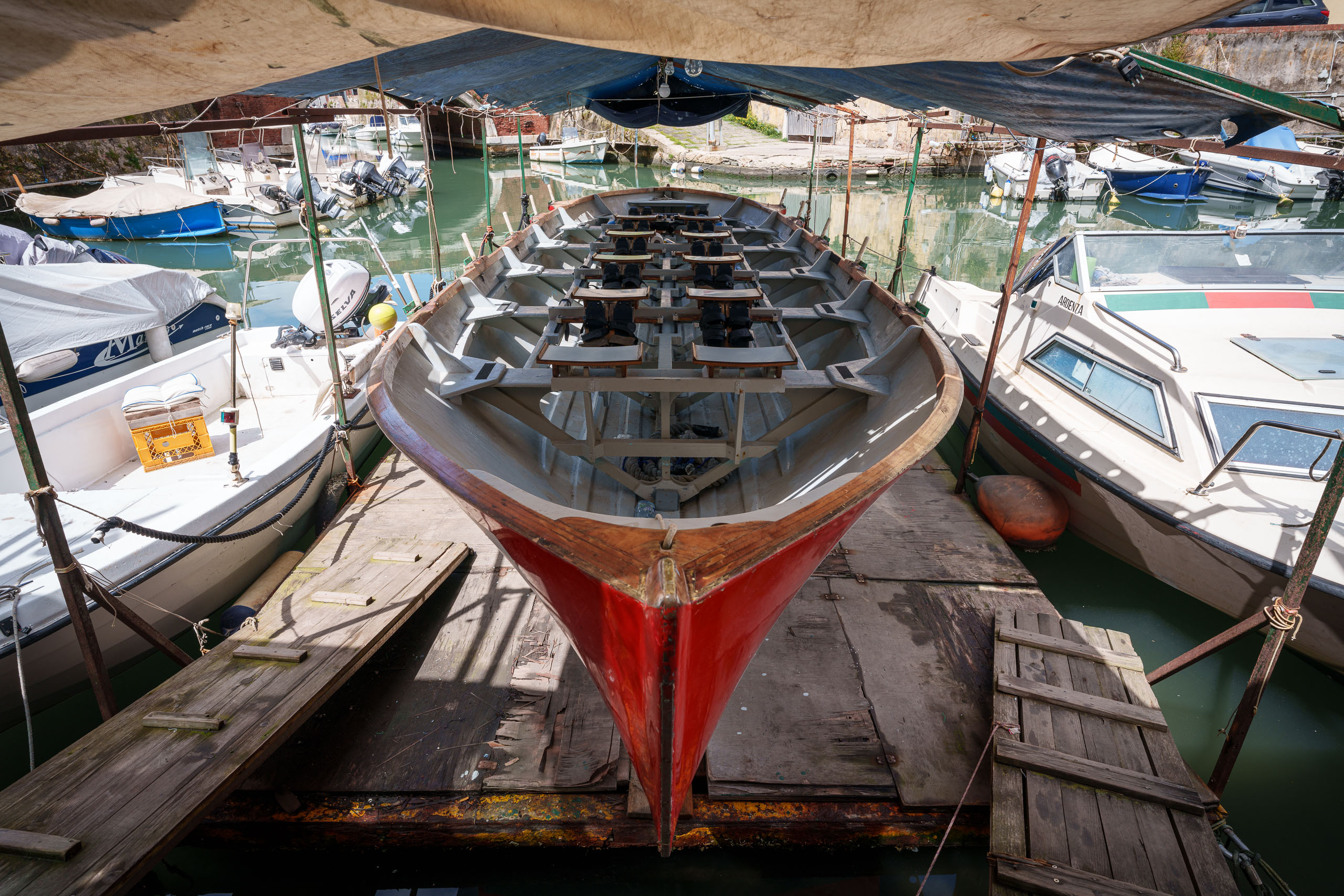 Ruderboot am Kanal in Livorno.