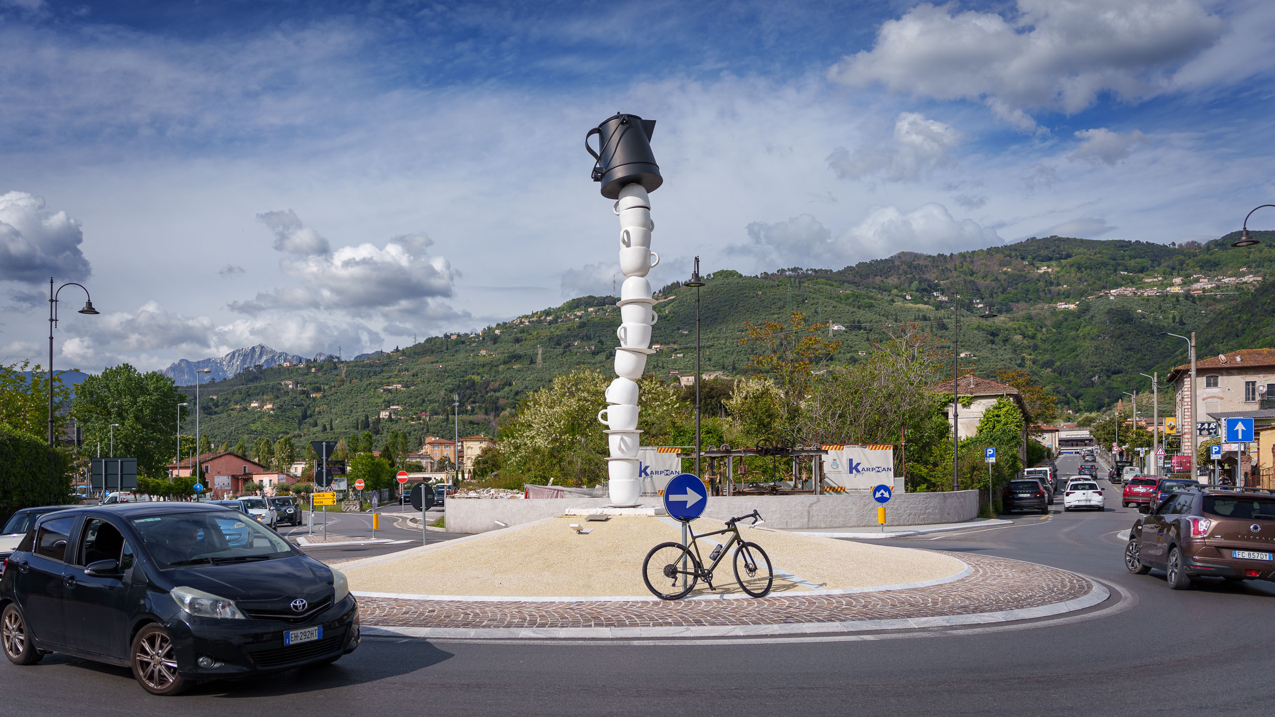 "Space Station" di Julio Larraz.