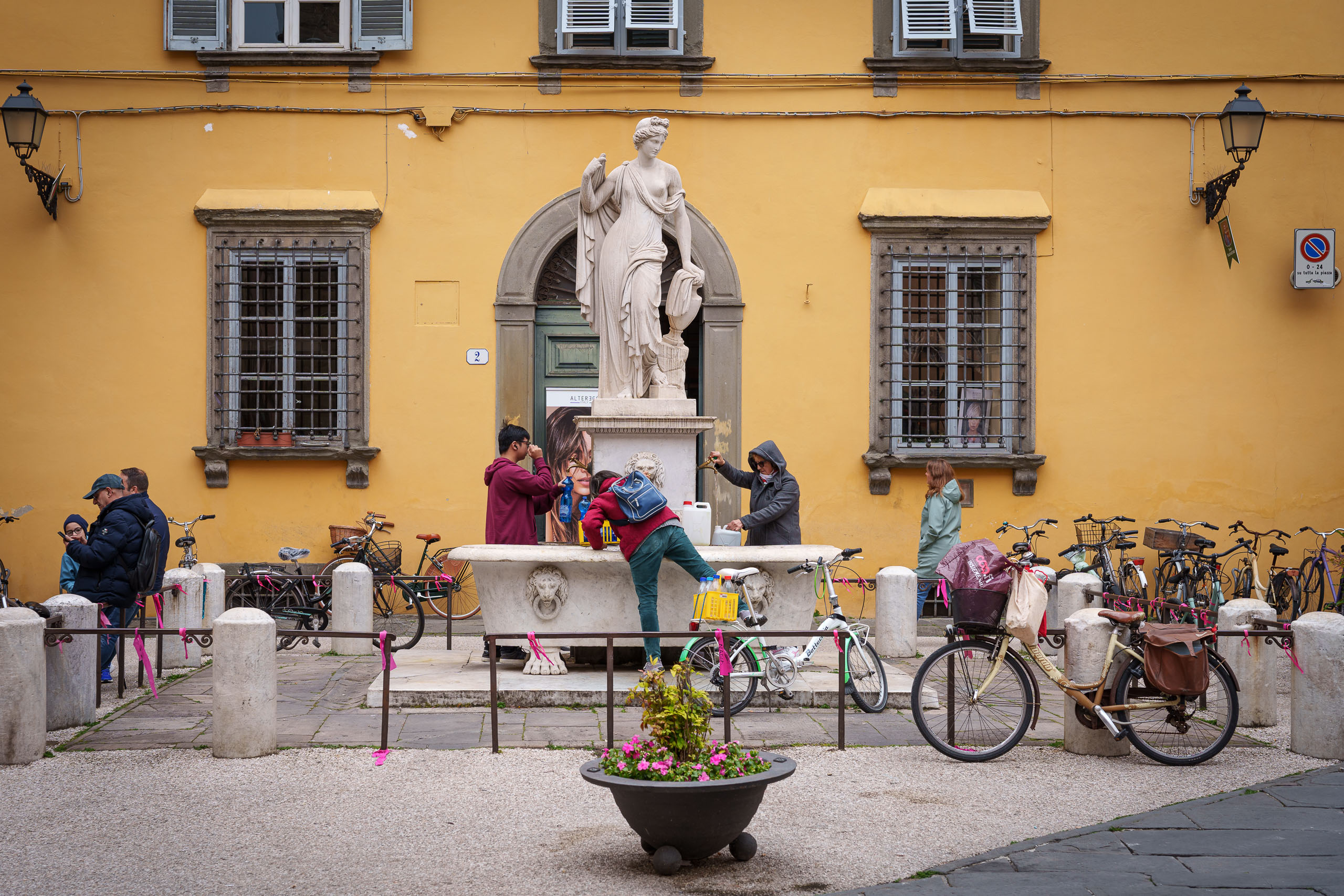 Rush Hour am Trinkwasserbrunnen in Lucca.